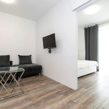 Alure Residences 1 & 24h Self Check-in, Free Parking In Front Of The Building, New Building, Terrace, Cafe With Breakfast In The Building, Next To The Aqua Park * Banska Bystrica